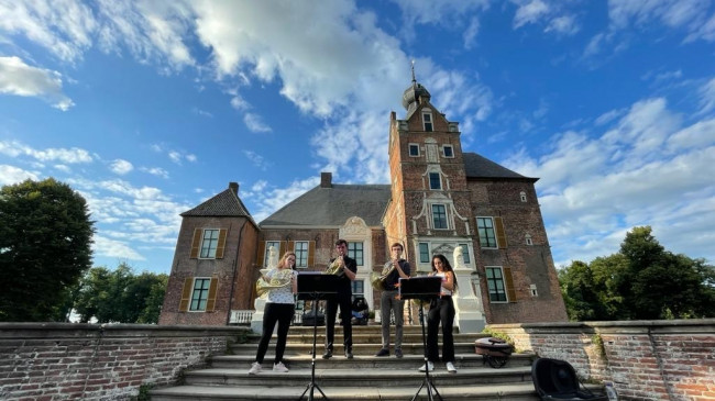 Sirene door het NJO Koperensemble en Corpus Acrobatics in Kasteel Cannenburch in Vaassen