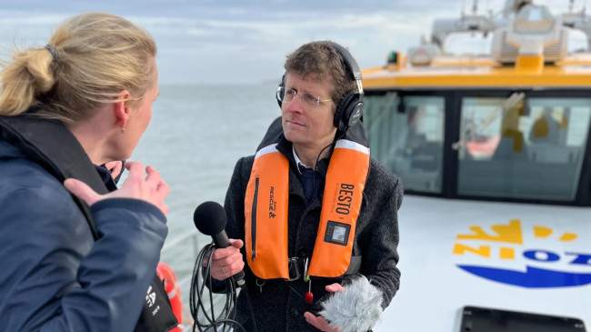 Tim Kliphuis interviewt Plankton wetenschapper Katja Peijnenburg op het NIOZ sea research schip Adriaen Coenen