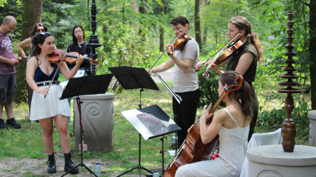 Het Damsco Quartet speelt in de beeldentuin van museum Kröller Müller: Birdsong