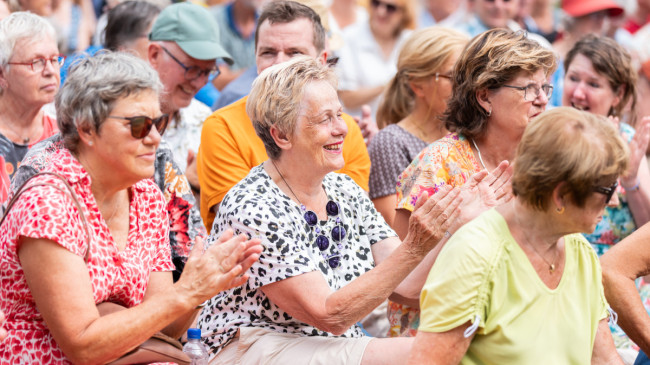 Zomerse temperaturen, muziek en buiten spelen: het publiek genoot in Beekbergen van een fantastische dag