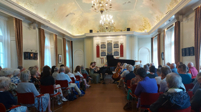 Het Audax Trio in de elegante oranjerie van kasteel De Vanenburg